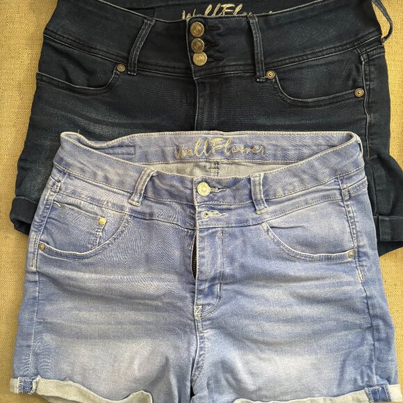 Bundle of 2- Wildflower Jean Shorts Size 11 - Picture 1 of 3